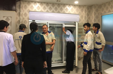 Khach-hang-kiem-tra-hang-truoc-khi-lap-dat