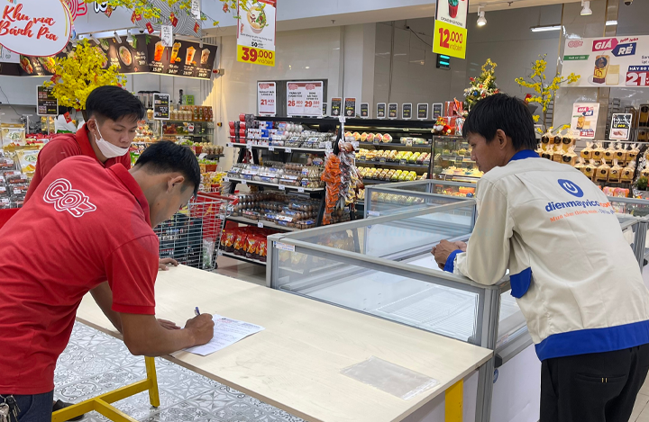 Khach-hang-ky-xac-nhan-ban-giao-san-pham