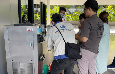 Khach-hang-su-dung-thu-san-pham