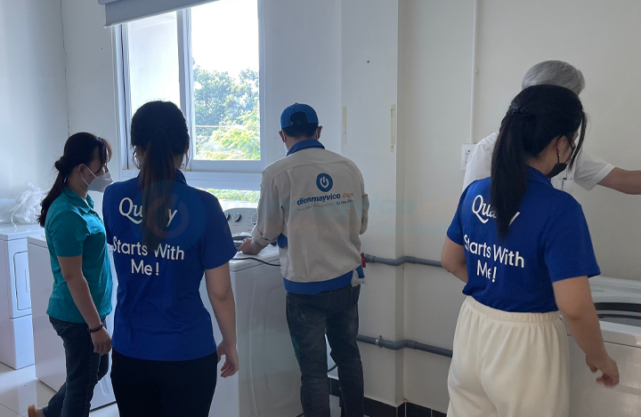 Nhan-vien-dienmayvico-giao-hang-cho-khach