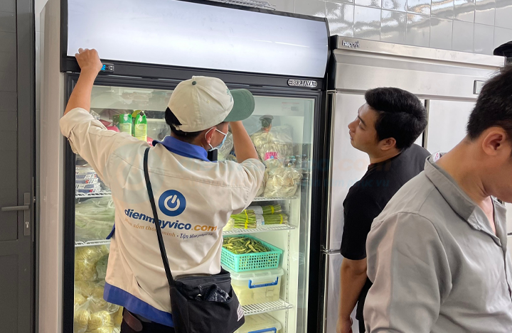 Nhan-vien-huong-dan-khach-hang-san-pham-tu-mat-berjaya