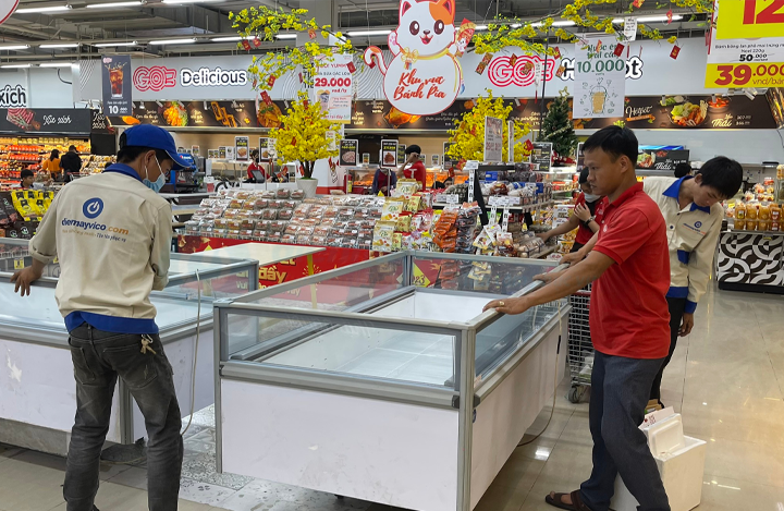 Nhan-vien-lap-dat-tu-dong-cho-sieu-thi