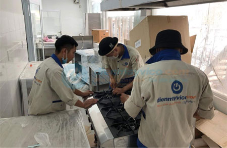 Nhan-vien-thao-do-va-kiem-tra-thiet-bi