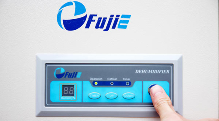 Bảng điều khiển điện tử của máy hút ẩm Fujie HM-1800DS