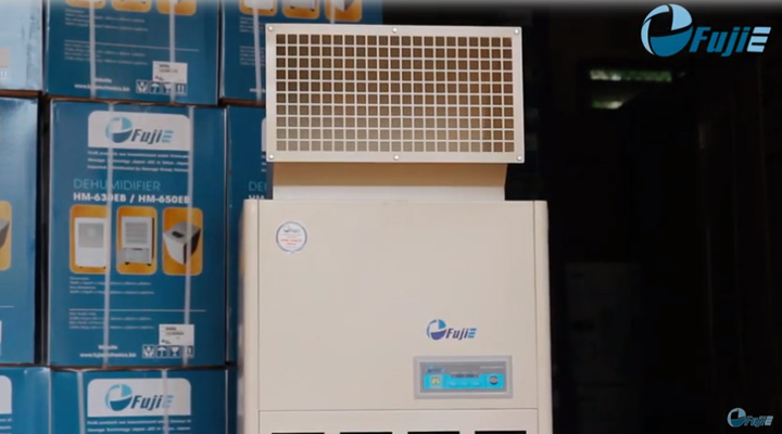 Máy hút ẩm Fujie HM-1800DS trang bị công nghệ hút ẩm hiện đại với máy nén bền bỉ và ống xả khí trên nóc tủ