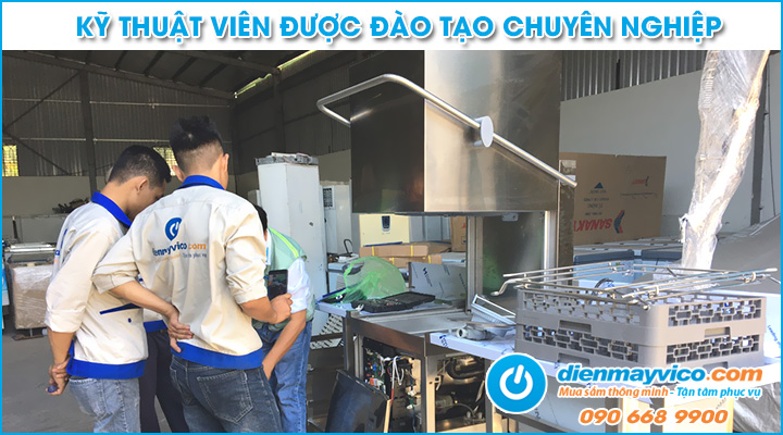 Kỹ thuật viên sửa chữa máy rửa chén