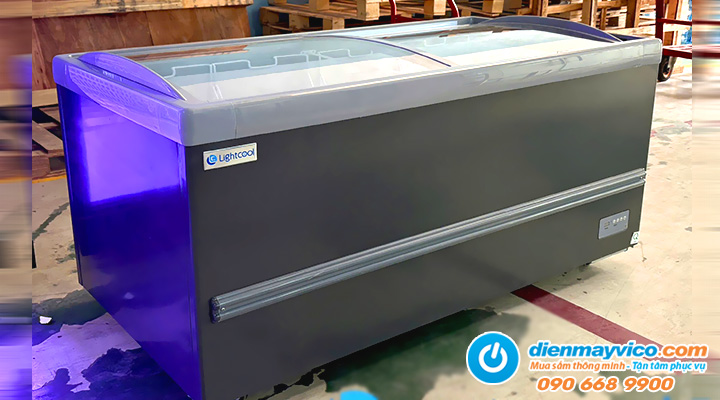 Mặt nghiêng Tủ đông kính lùa cong Lightcool SD-836 690L