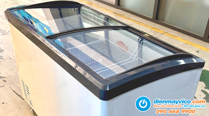 Mặt nghiêng của Tủ đông kính lùa cong Lightcool SD-418Y 418L