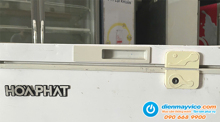 Phần nắp có khóa của Thanh lý tủ đông mini 1 nắp dở Hòa Phát HCF-106S1N